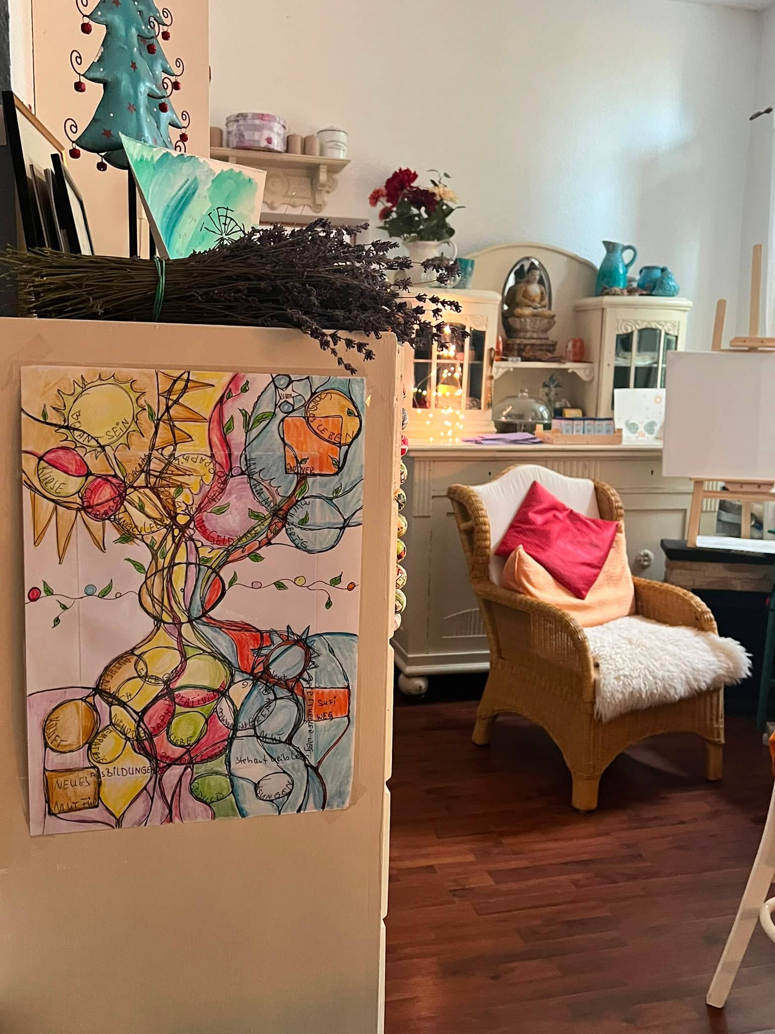 Das Atelier von Croé Art im alten Rittergut in Ramsdorf bei Leipzig — Sitzecke mit Rattansessel, Buddha und neurographischen Werken