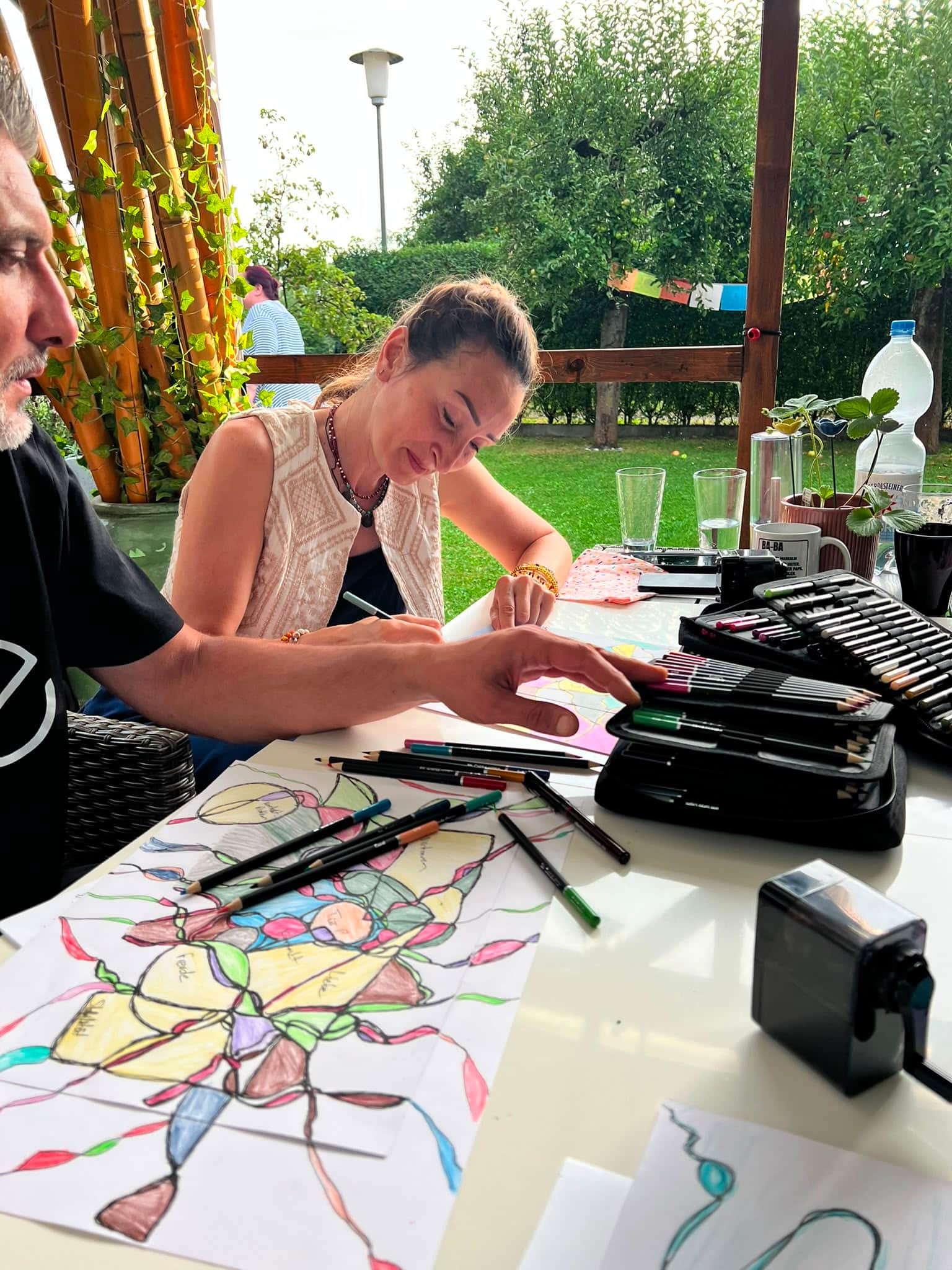 Beim Zeichnen im Atelier — gemeinsame NeuroGraphik-Sitzung im Garten des Ritterguts in Ramsdorf