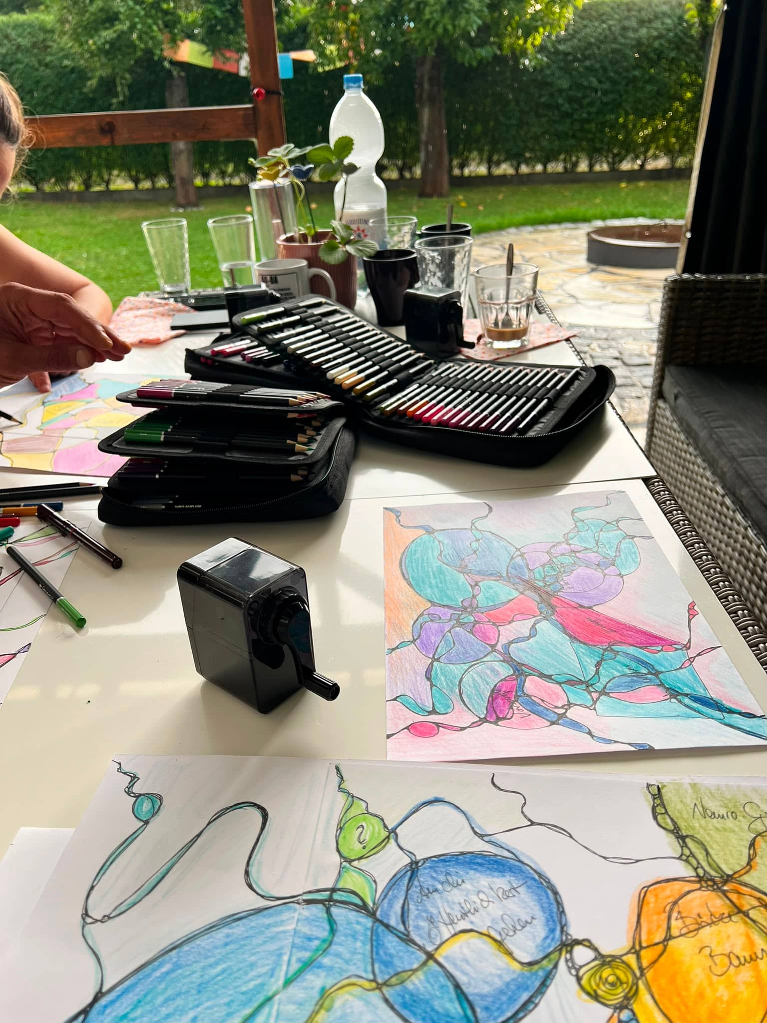 Neurographik-Workshop in der Gruppe bei Leipzig — Tisch voller Stifte, Aquarell und entstehender Zeichnungen für Wachstum und Austausch