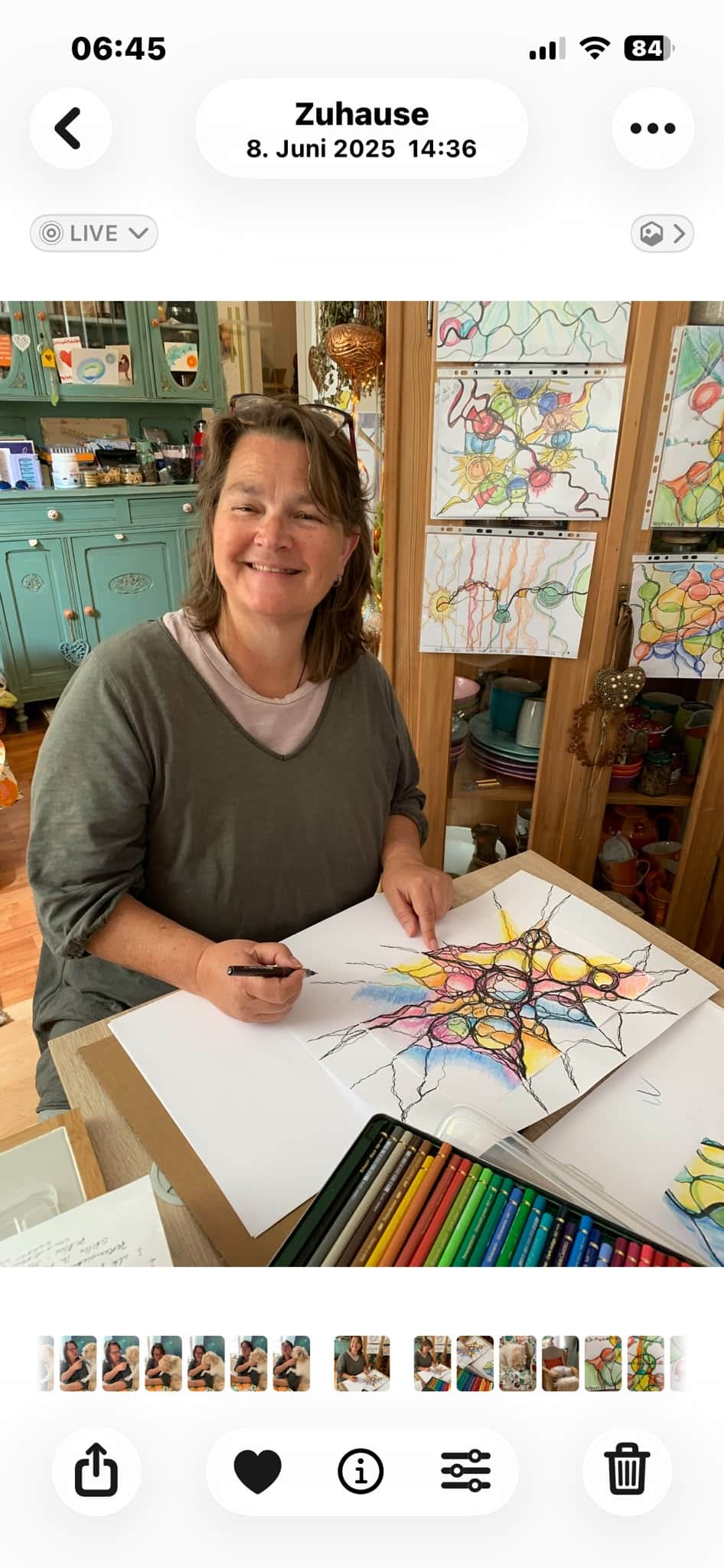 Klientin mit ihrer fertigen neurographischen Zeichnung im Atelier von Croé Art
