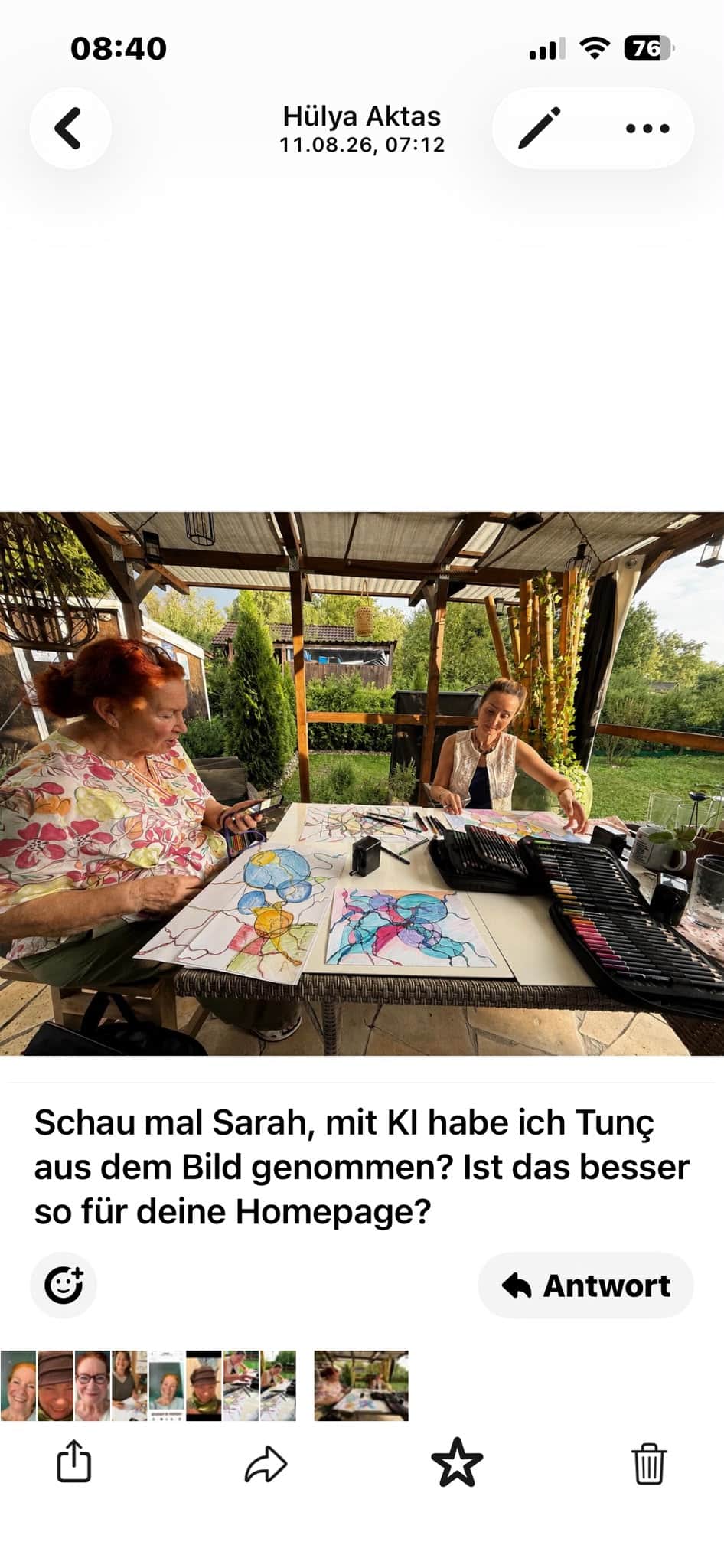 Sarah Croé begleitet eine Klientin beim gemeinsamen Zeichnen im Garten des Ritterguts in Ramsdorf